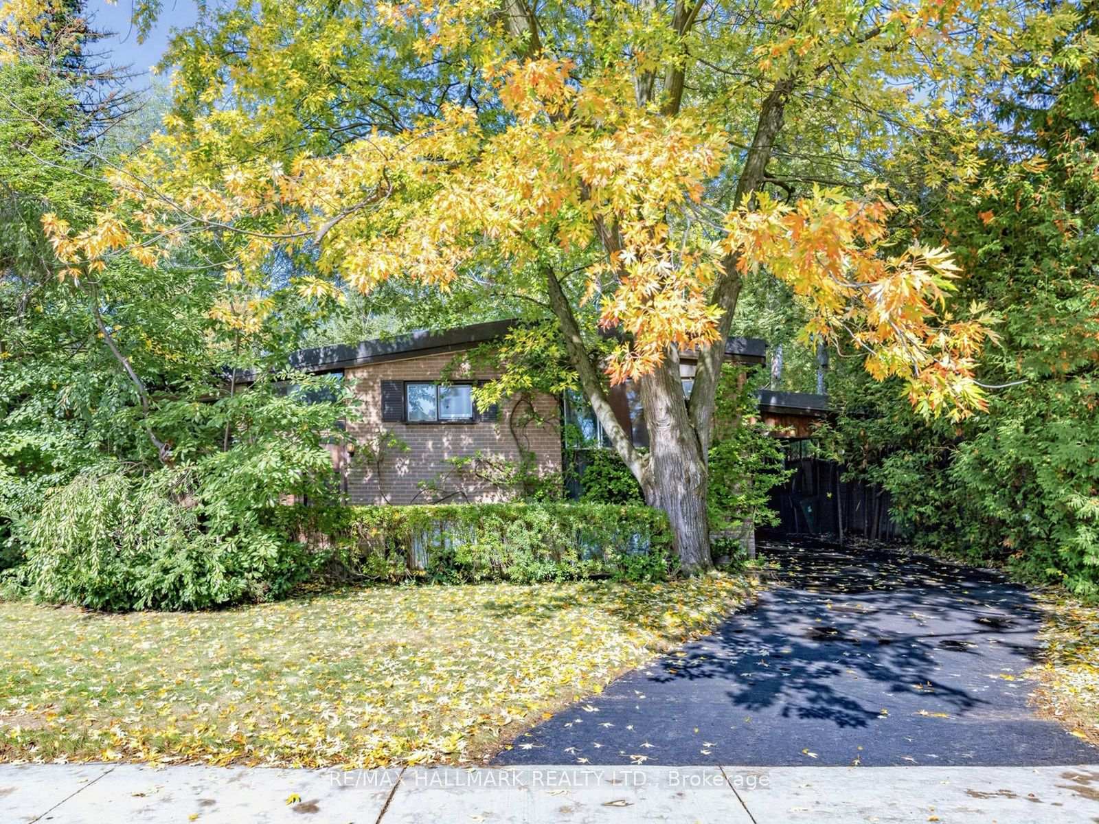 Photo 2 of 91 Larkfield Drive, North York, Banbury-Don Mills — HOMEH