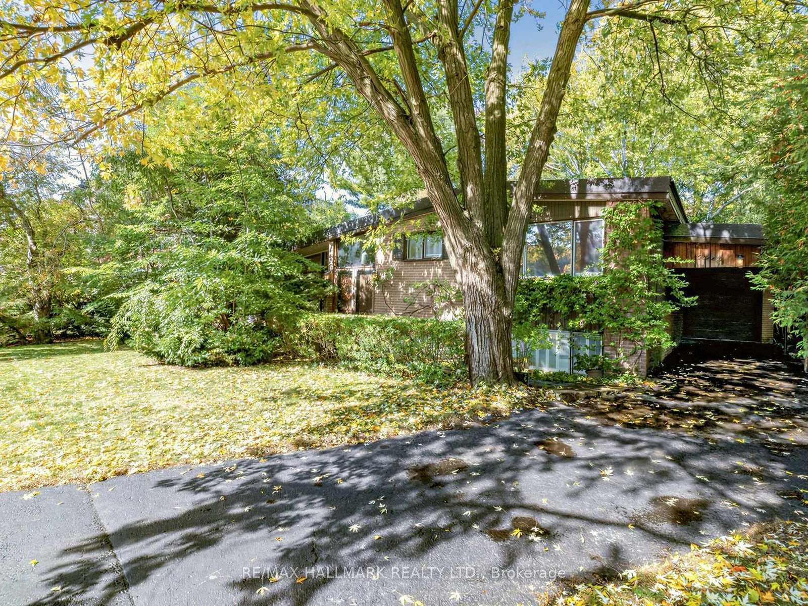 Photo 3 of 91 Larkfield Drive, North York, Banbury-Don Mills — HOMEH