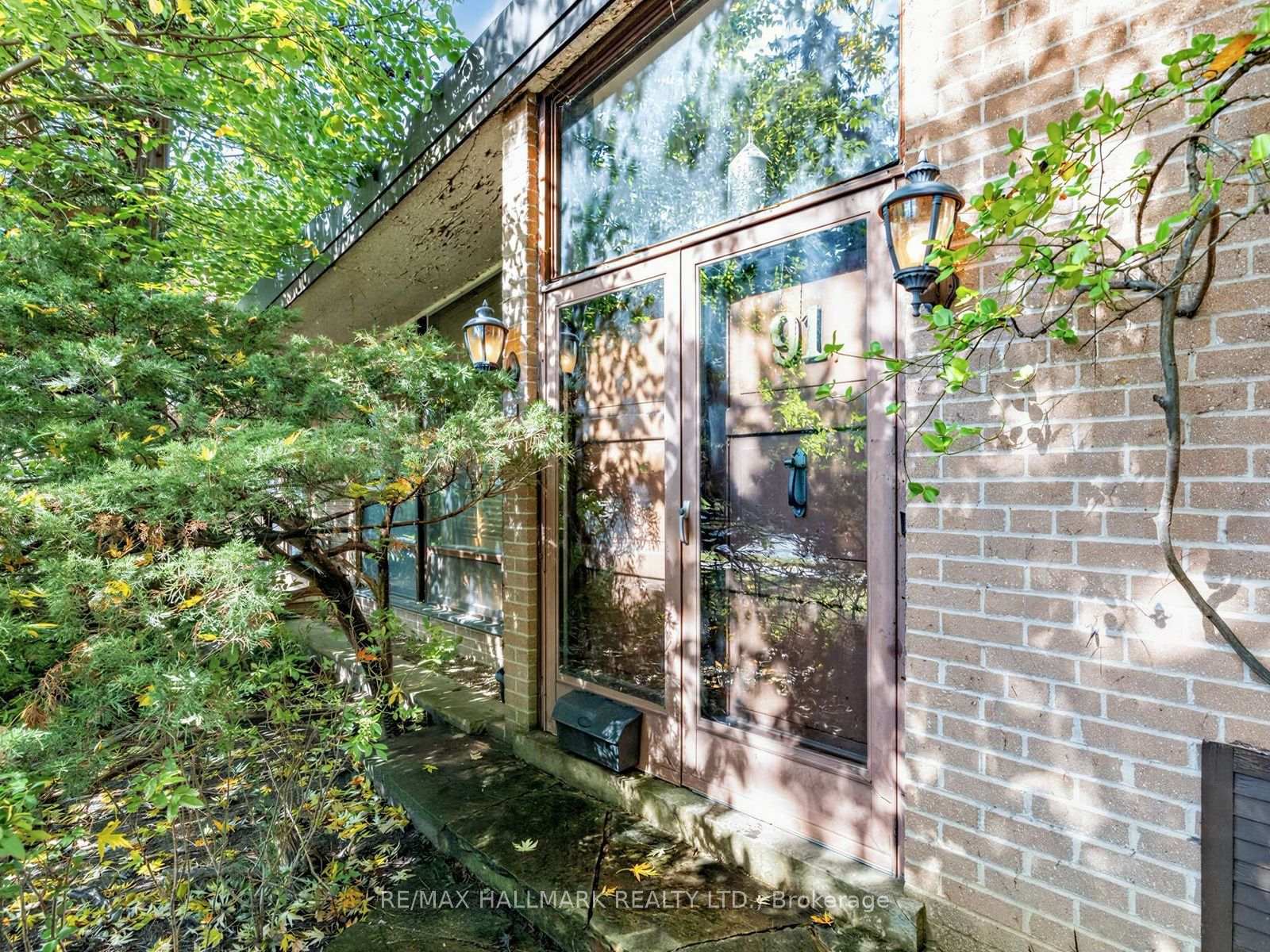 Photo 4 of 91 Larkfield Drive, North York, Banbury-Don Mills — HOMEH