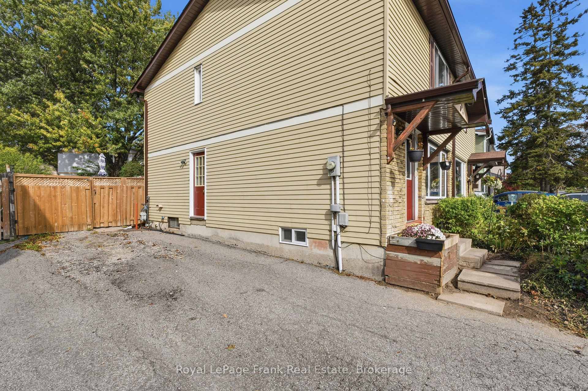 Photo 4 of 694 Hillcroft Street, Oshawa, Eastdale — HOMEH