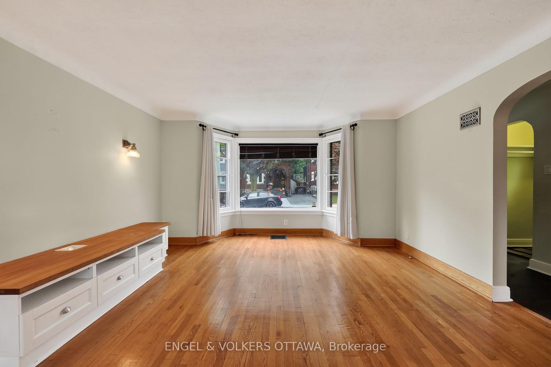 Photo 5 of 139 Renfrew Avenue, Ottawa, Glebe — HOMEH