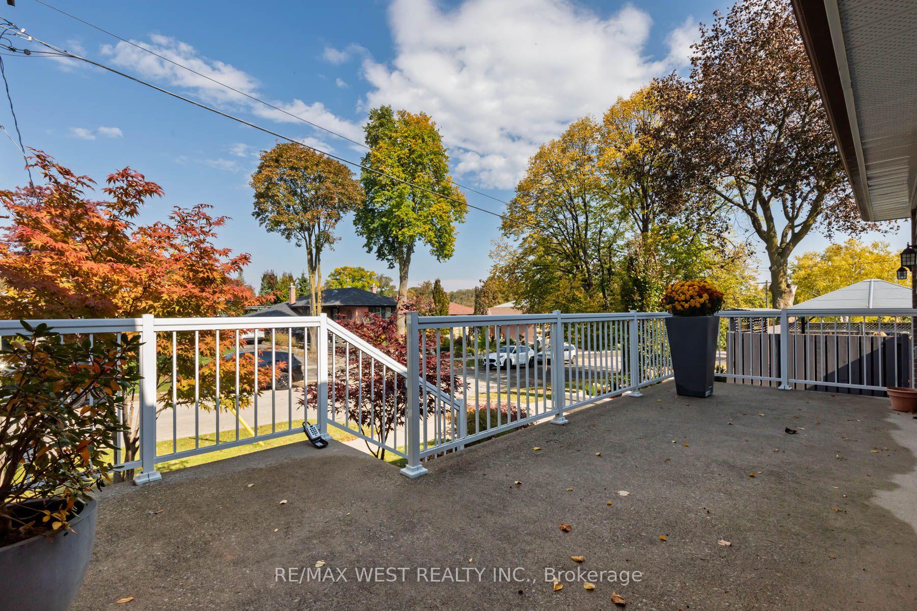 Photo 4 of 82 Renault Crescent, Etobicoke, Humber Heights — HOMEH