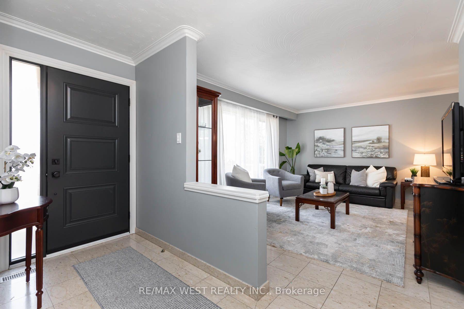 Photo 5 of 82 Renault Crescent, Etobicoke, Humber Heights — HOMEH