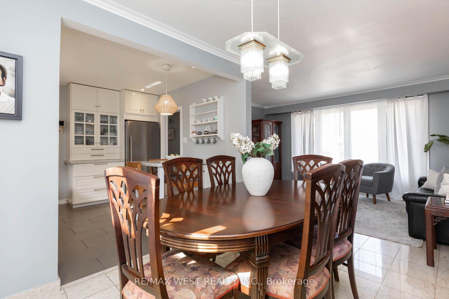 Photo 12 of 82 Renault Crescent, Etobicoke, Humber Heights — HOMEH