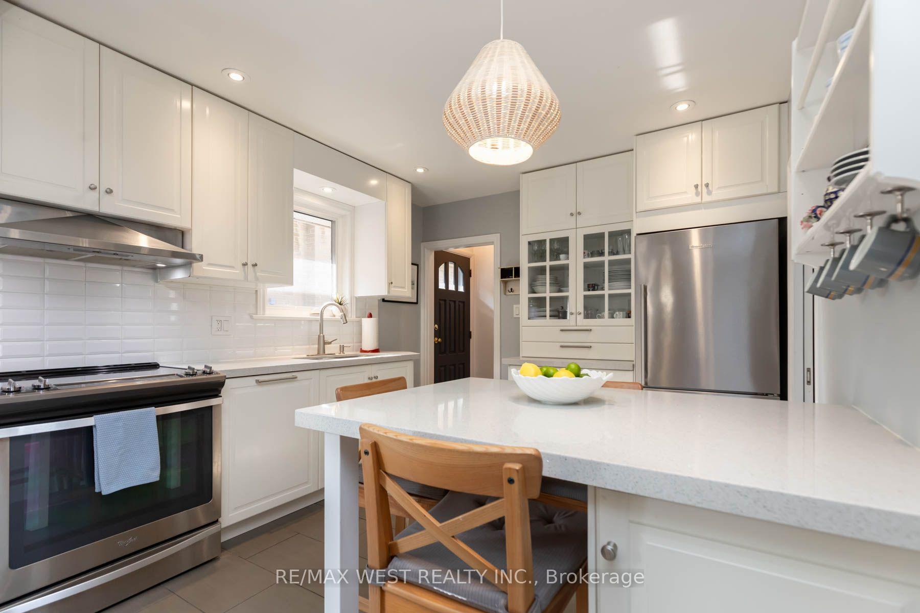 Photo 14 of 82 Renault Crescent, Etobicoke, Humber Heights — HOMEH
