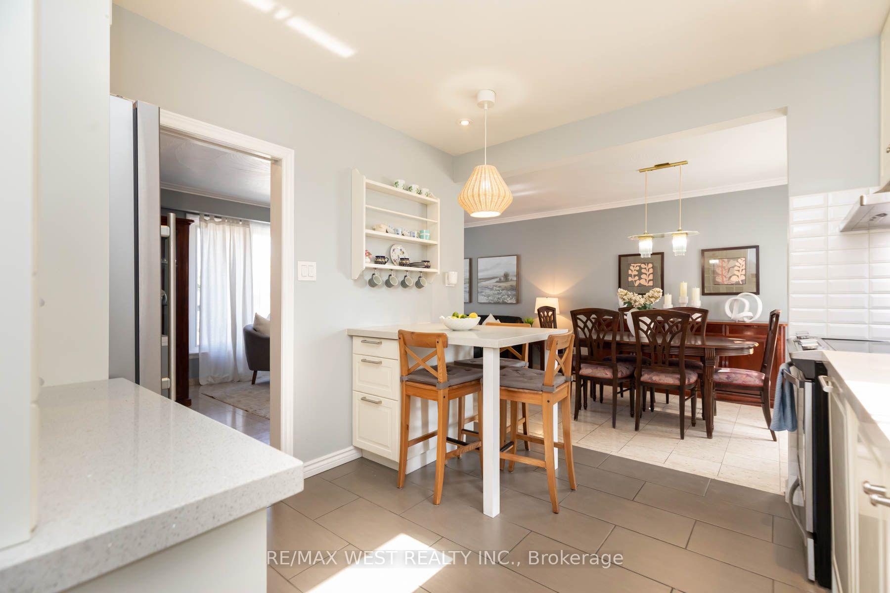 Photo 15 of 82 Renault Crescent, Etobicoke, Humber Heights — HOMEH