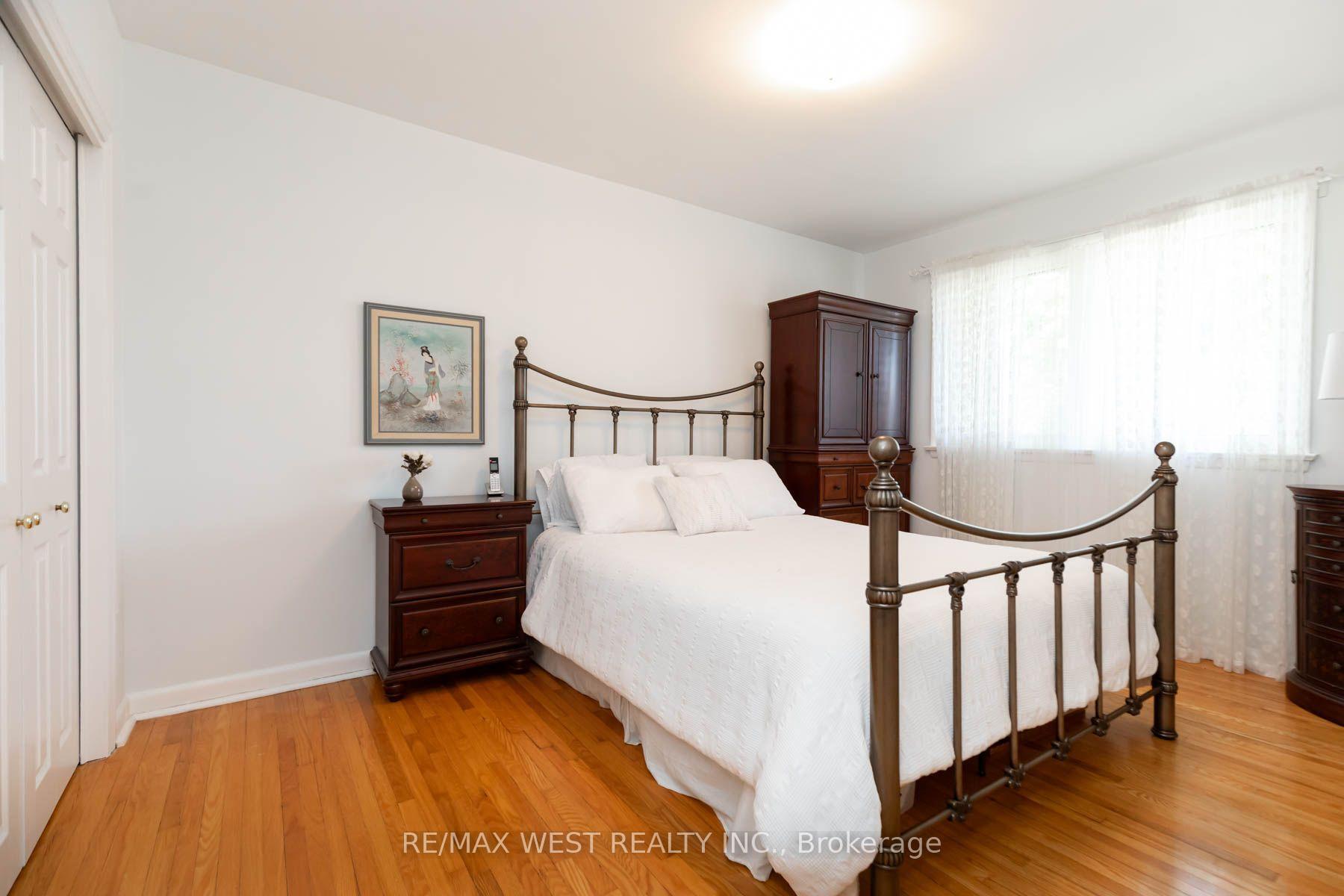 Photo 19 of 82 Renault Crescent, Etobicoke, Humber Heights — HOMEH