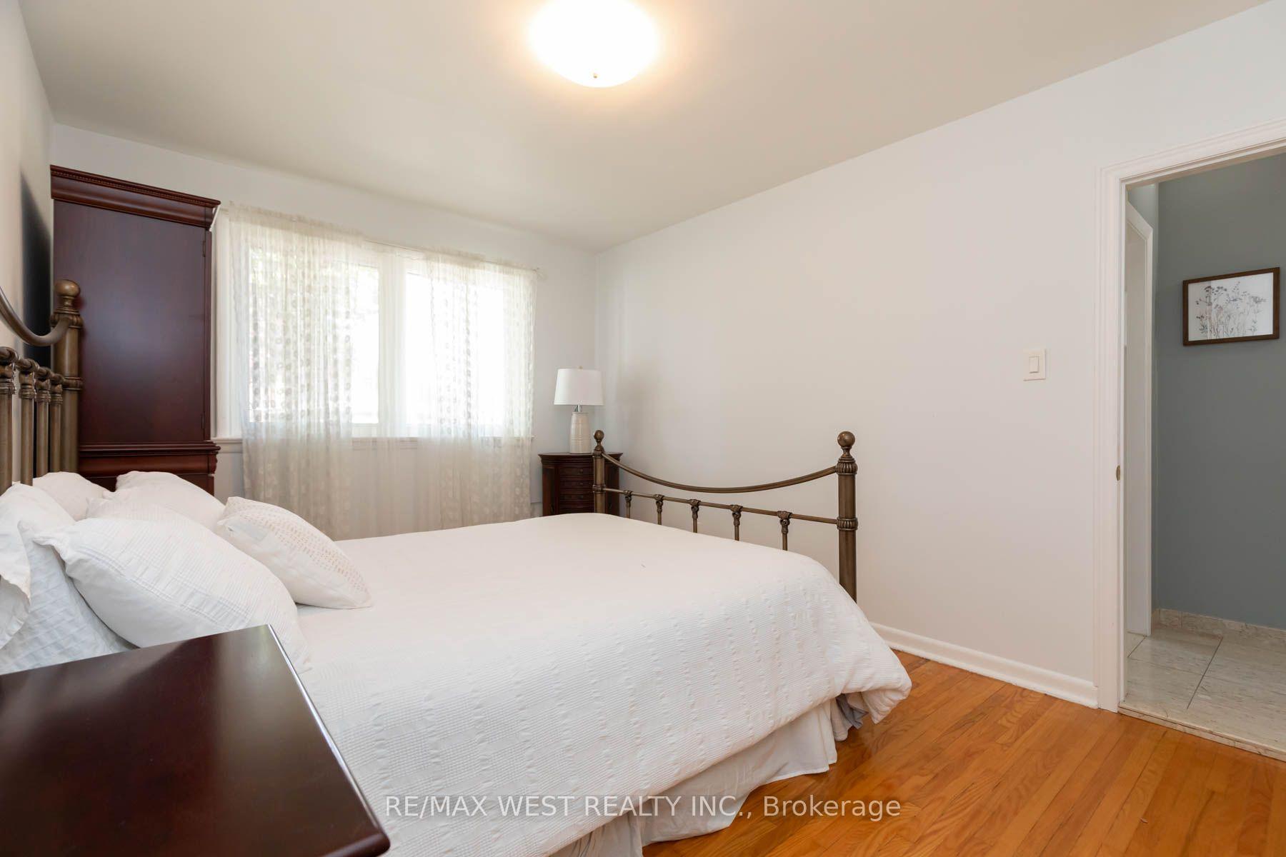 Photo 20 of 82 Renault Crescent, Etobicoke, Humber Heights — HOMEH