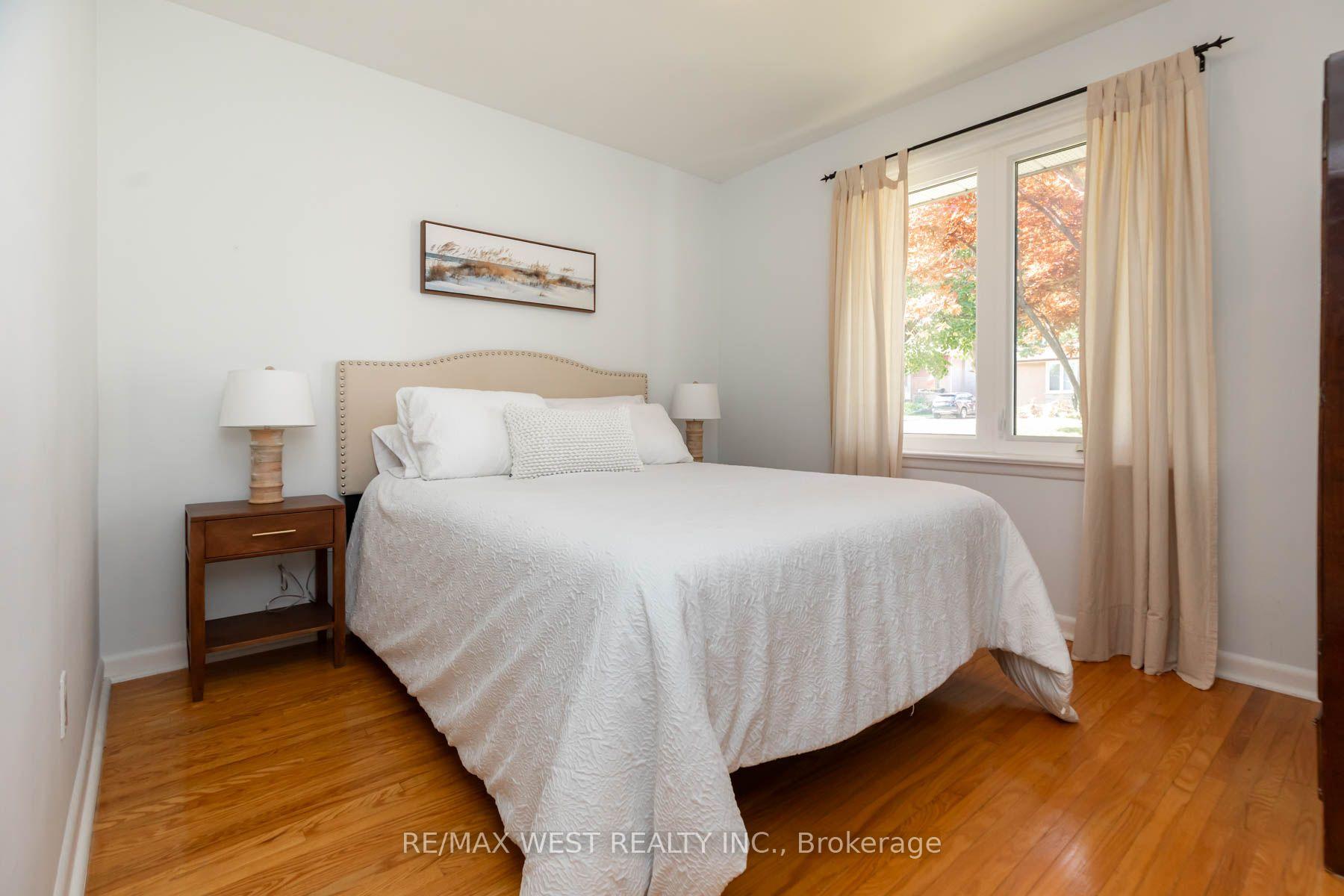 Photo 22 of 82 Renault Crescent, Etobicoke, Humber Heights — HOMEH