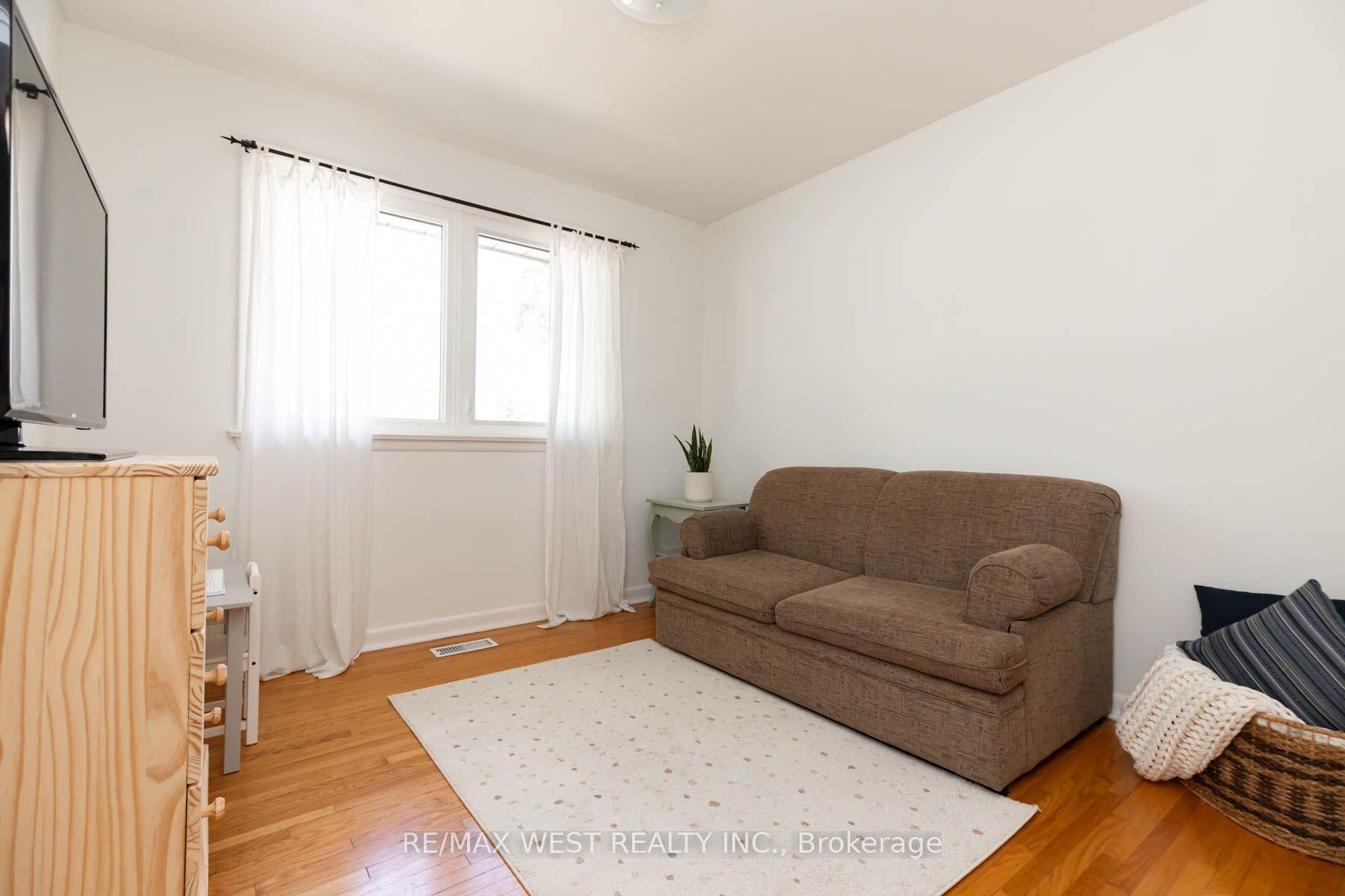 Photo 25 of 82 Renault Crescent, Etobicoke, Humber Heights — HOMEH