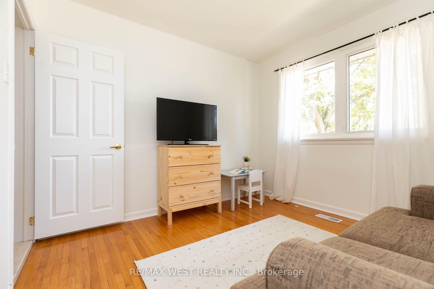 Photo 26 of 82 Renault Crescent, Etobicoke, Humber Heights — HOMEH