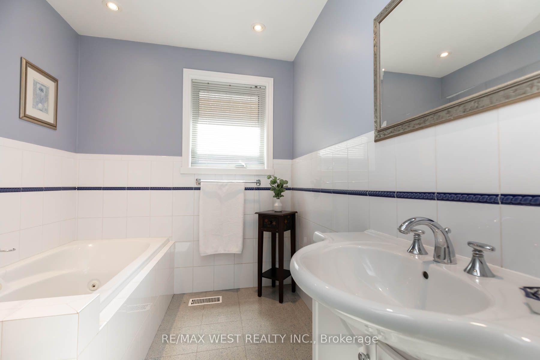 Photo 28 of 82 Renault Crescent, Etobicoke, Humber Heights — HOMEH