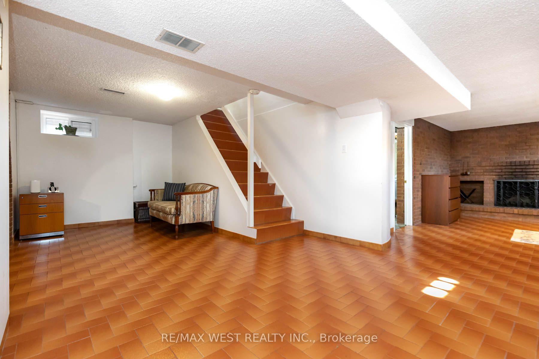 Photo 30 of 82 Renault Crescent, Etobicoke, Humber Heights — HOMEH