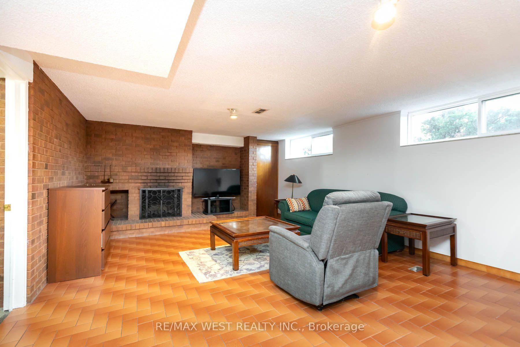 Photo 31 of 82 Renault Crescent, Etobicoke, Humber Heights — HOMEH