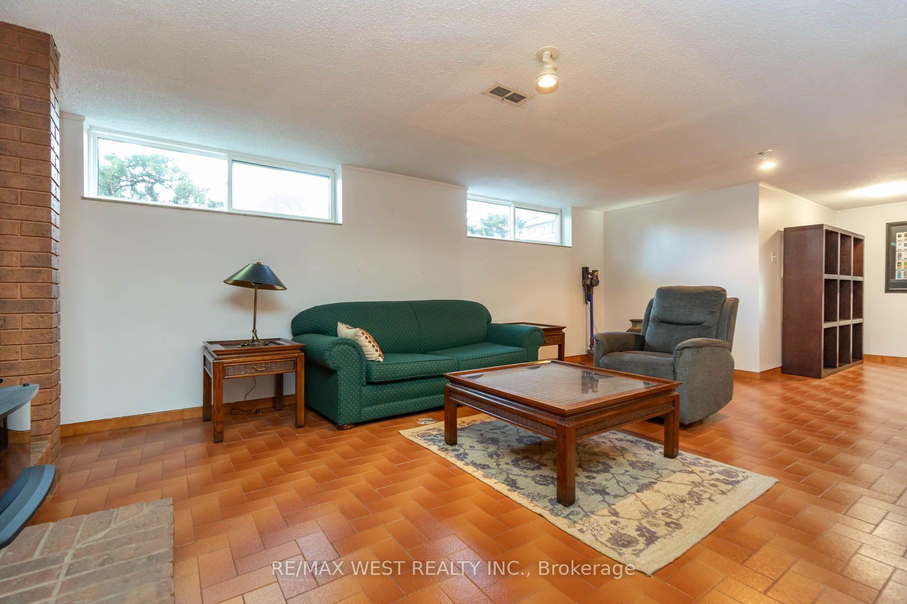 Photo 32 of 82 Renault Crescent, Etobicoke, Humber Heights — HOMEH
