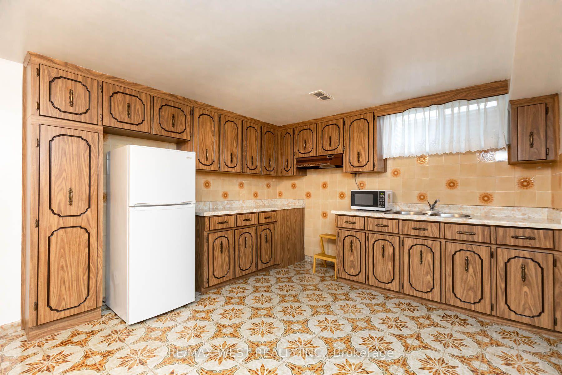 Photo 36 of 82 Renault Crescent, Etobicoke, Humber Heights — HOMEH