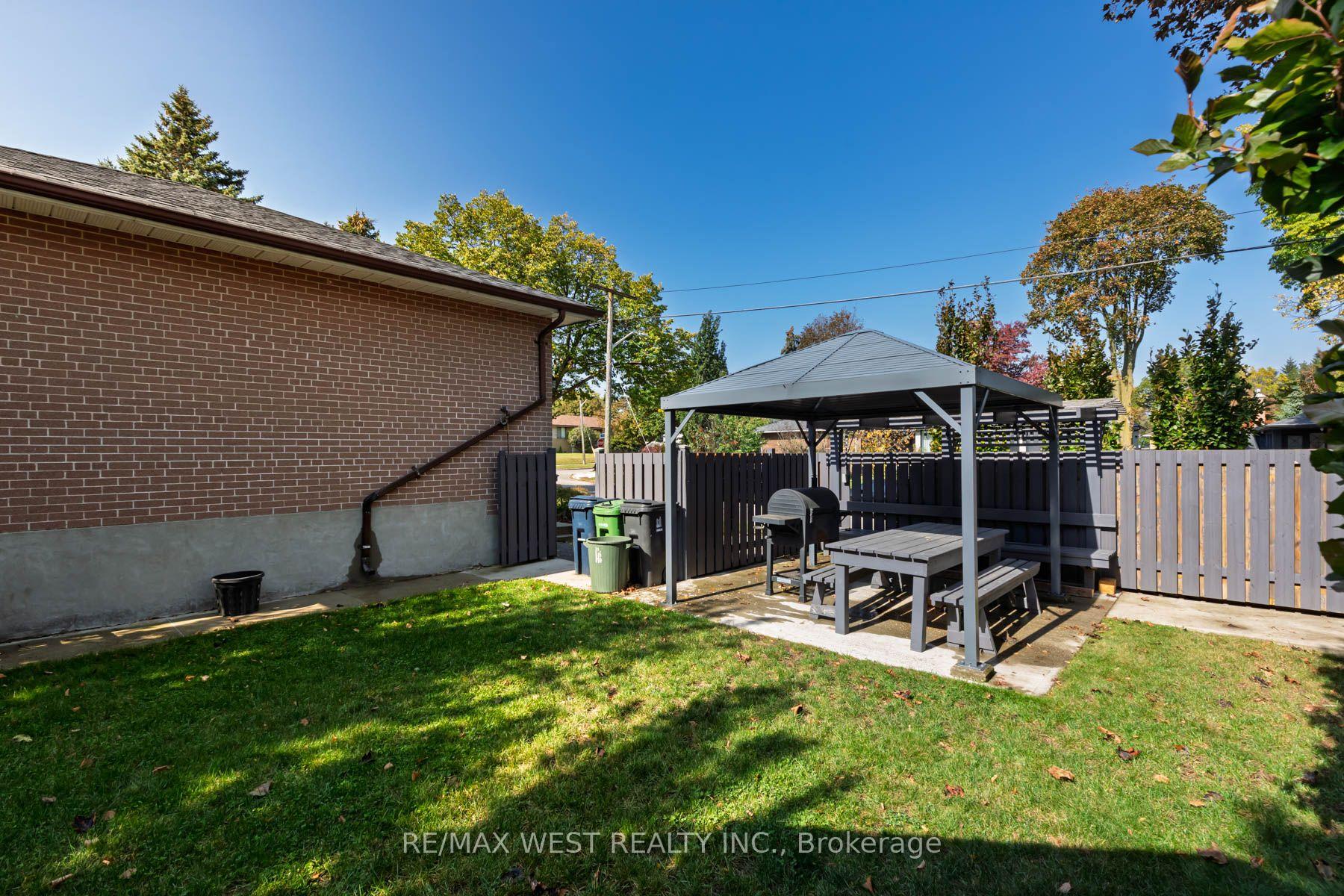 Photo 41 of 82 Renault Crescent, Etobicoke, Humber Heights — HOMEH