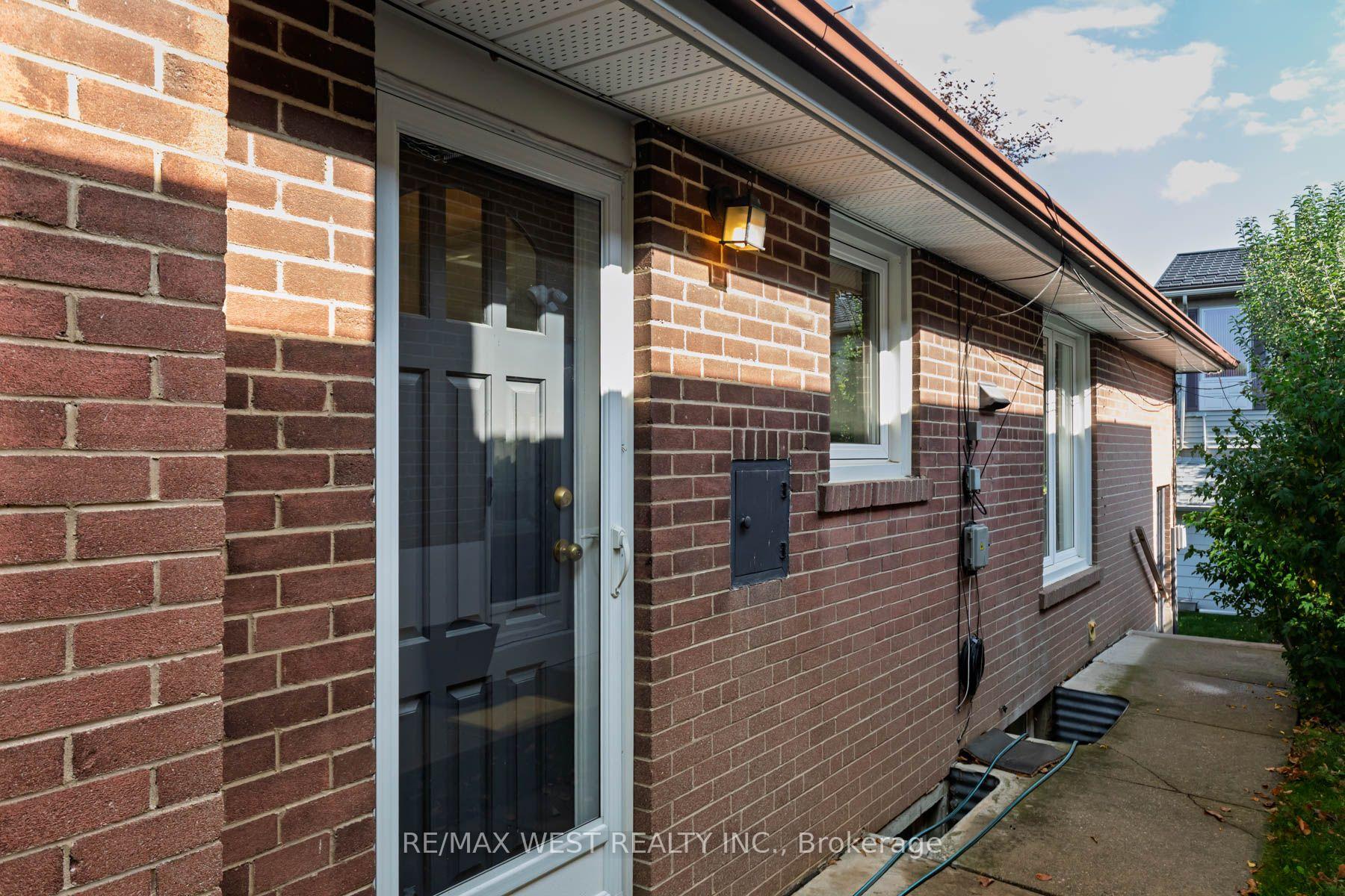 Photo 43 of 82 Renault Crescent, Etobicoke, Humber Heights — HOMEH