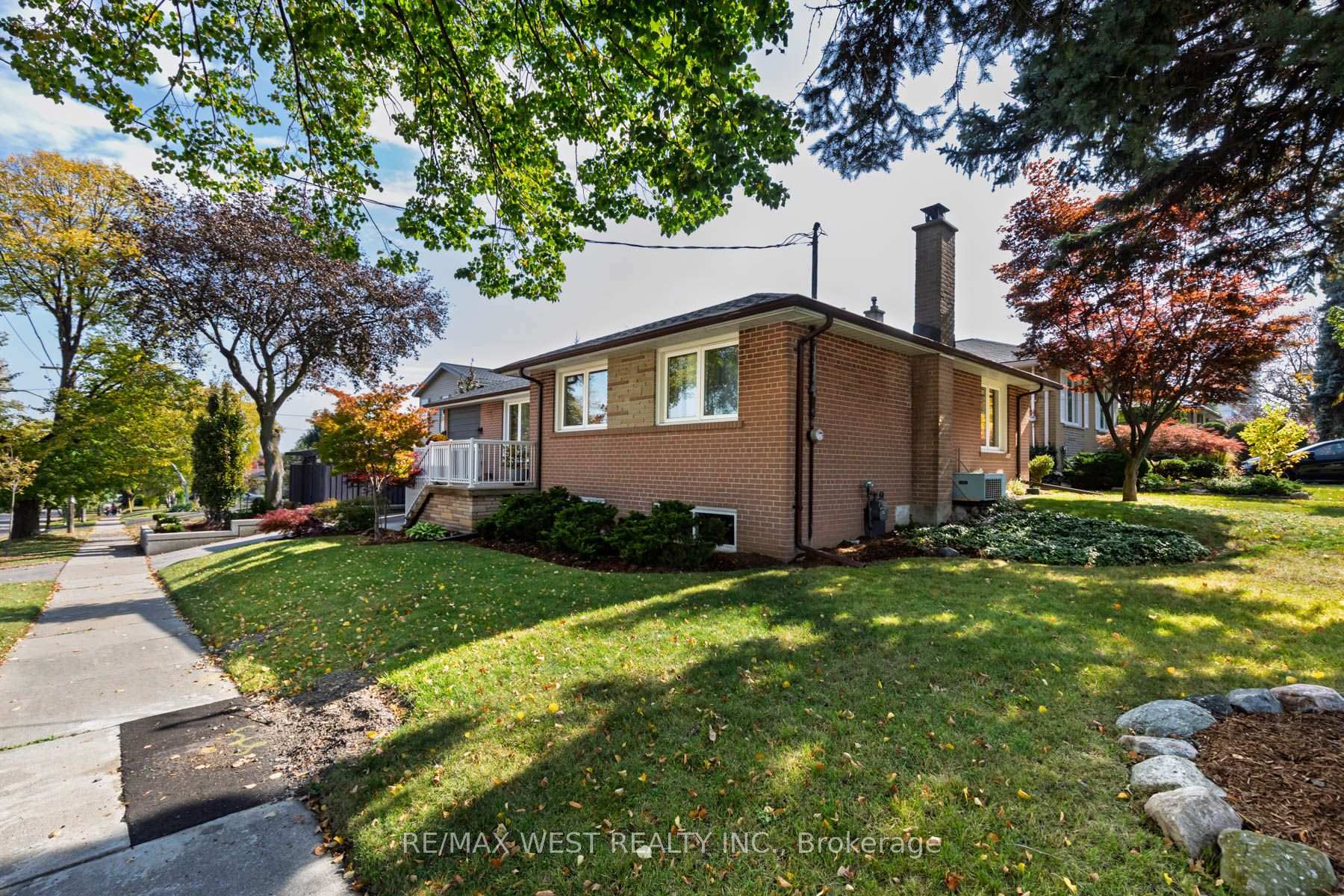 Photo 44 of 82 Renault Crescent, Etobicoke, Humber Heights — HOMEH