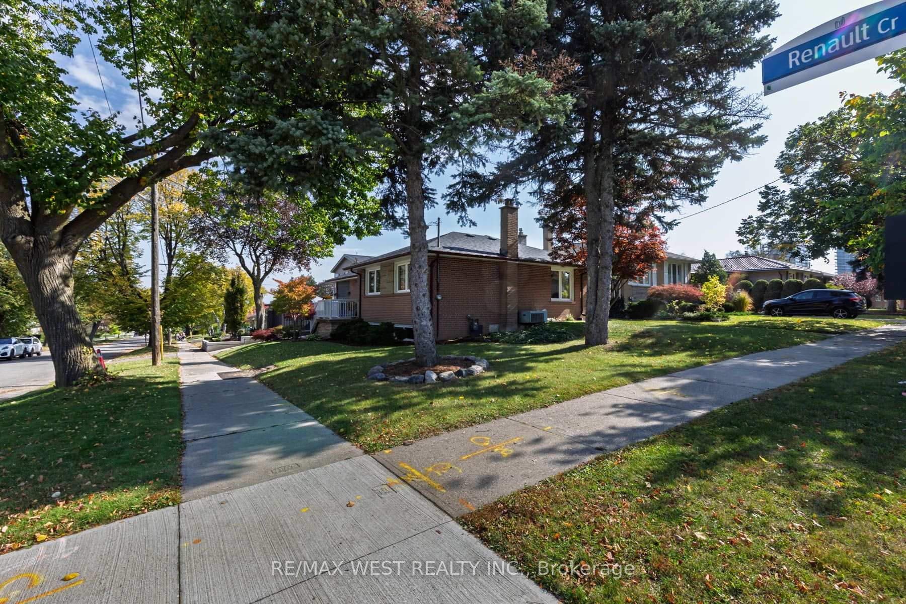 Photo 45 of 82 Renault Crescent, Etobicoke, Humber Heights — HOMEH