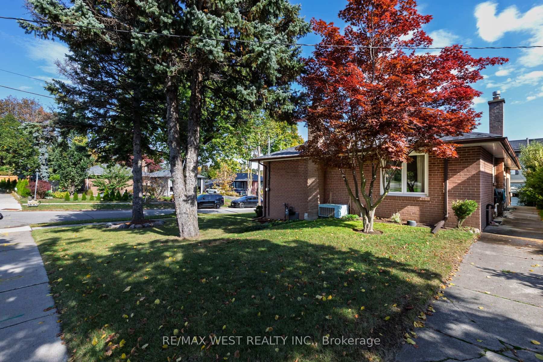 Photo 46 of 82 Renault Crescent, Etobicoke, Humber Heights — HOMEH