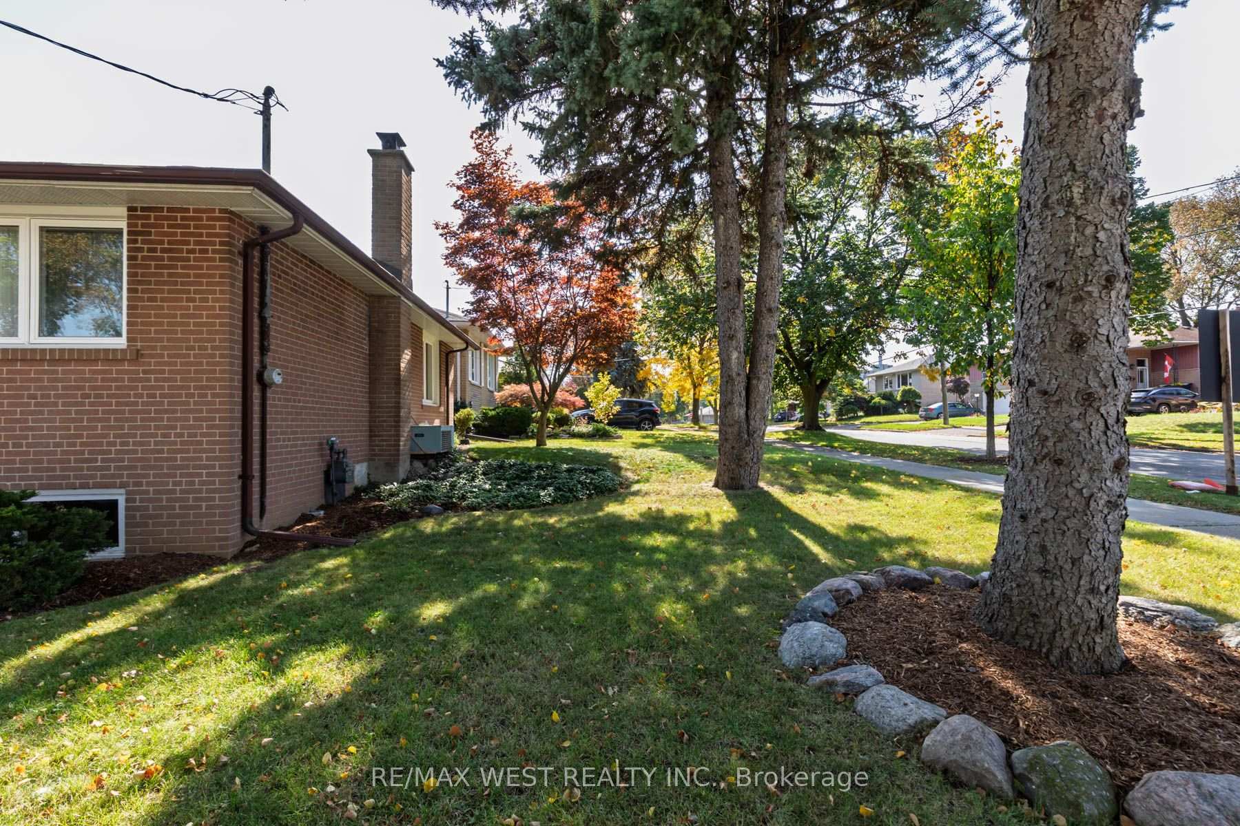 Photo 50 of 82 Renault Crescent, Etobicoke, Humber Heights — HOMEH