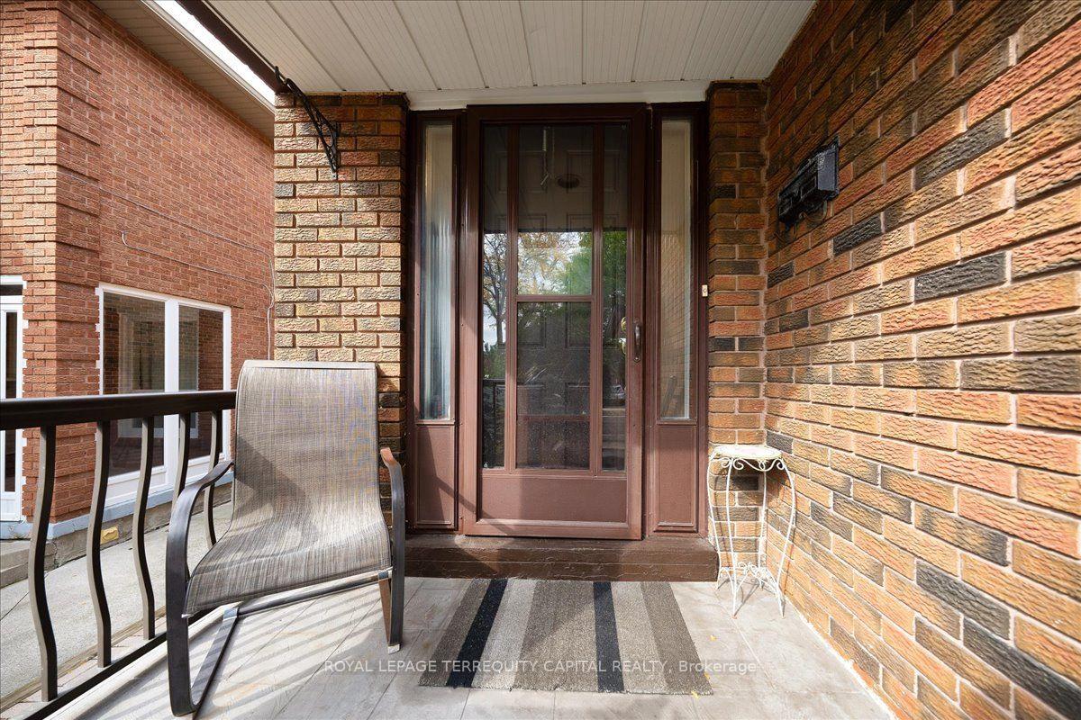 Photo 3 of 28 Oakmount Crescent, Vaughan, Glen Shields — HOMEH