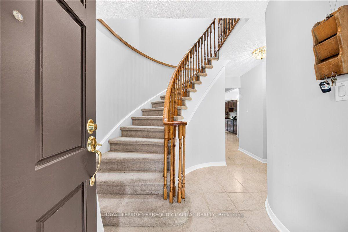 Photo 4 of 28 Oakmount Crescent, Vaughan, Glen Shields — HOMEH