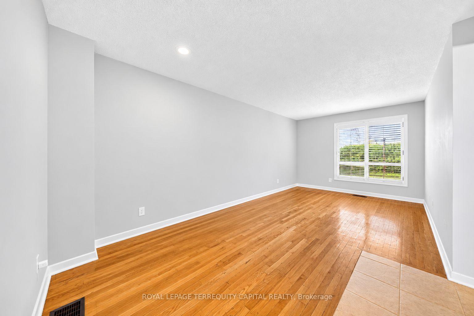 Photo 7 of 28 Oakmount Crescent, Vaughan, Glen Shields — HOMEH
