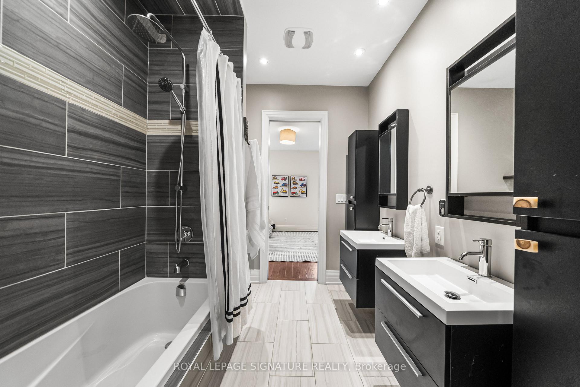Photo 23 of 39 Regina Avenue, Toronto, Englemount-Lawrence — HOMEH