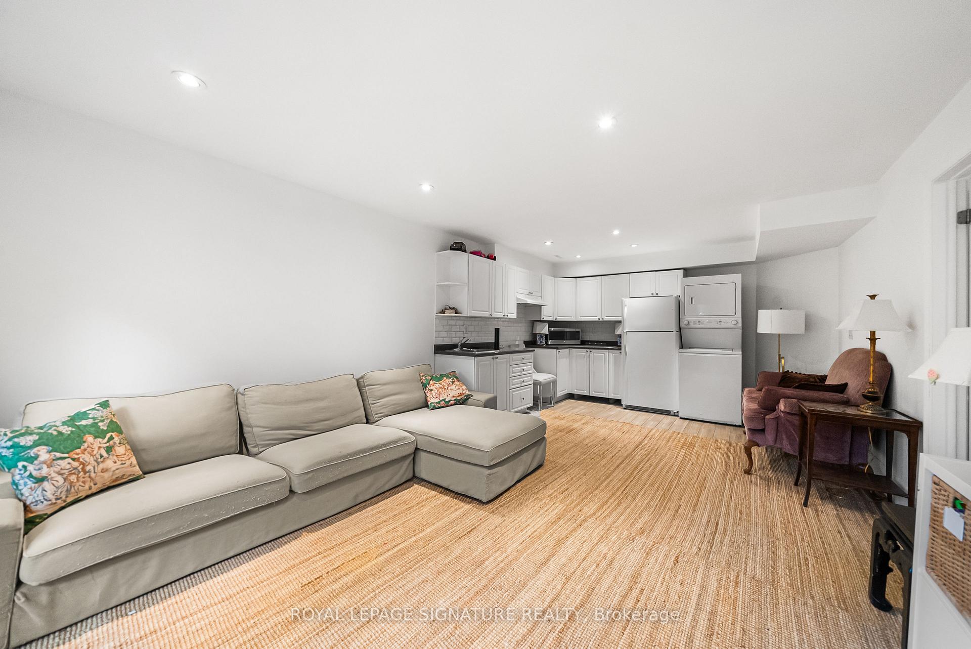 Photo 33 of 39 Regina Avenue, Toronto, Englemount-Lawrence — HOMEH