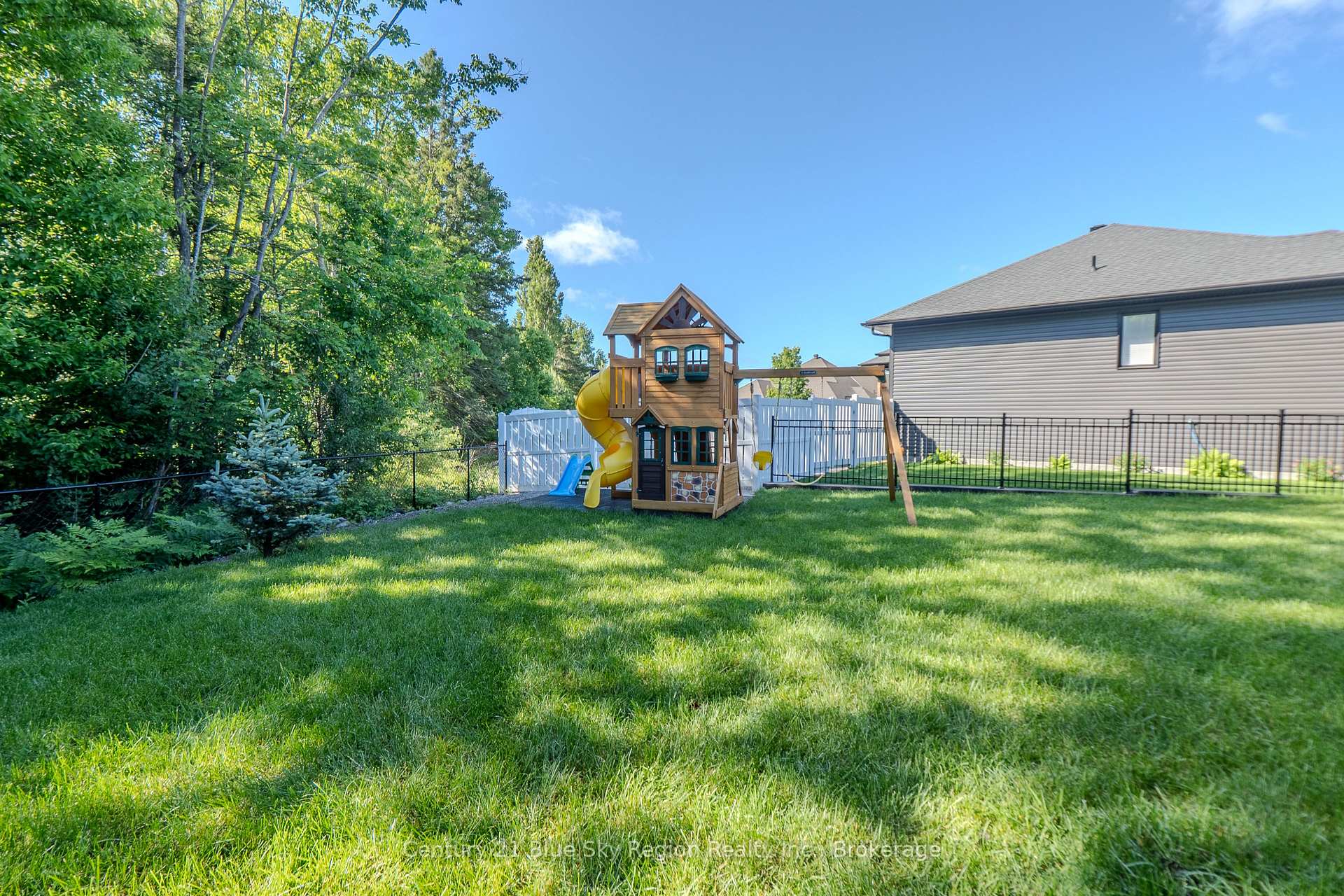 Photo 14 of 51 Welkin Grove, North Bay, Airport — HOMEH