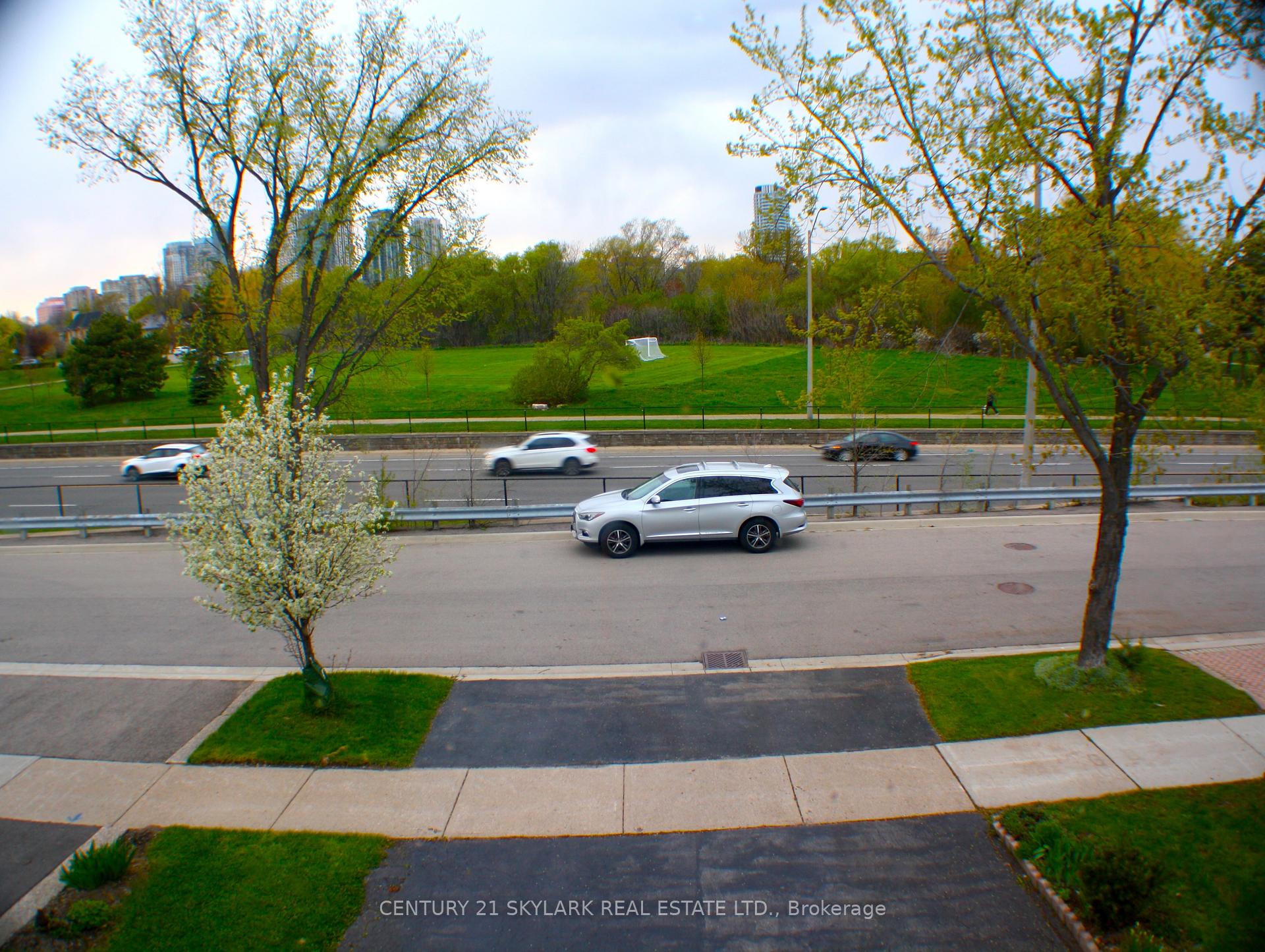 Photo 3 of 173 Lech Walesa Drive, Mississauga, Fairview — HOMEH