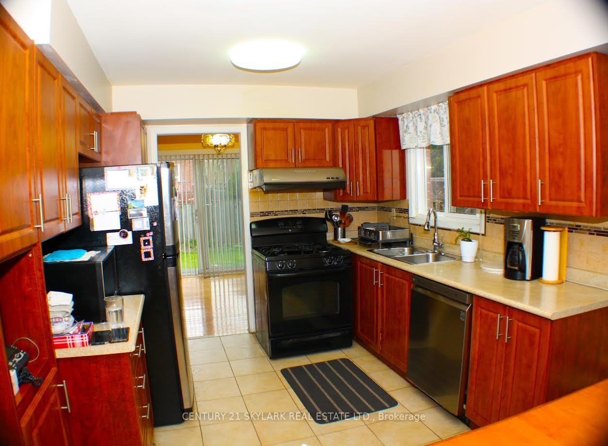 Photo 9 of 173 Lech Walesa Drive, Mississauga, Fairview — HOMEH