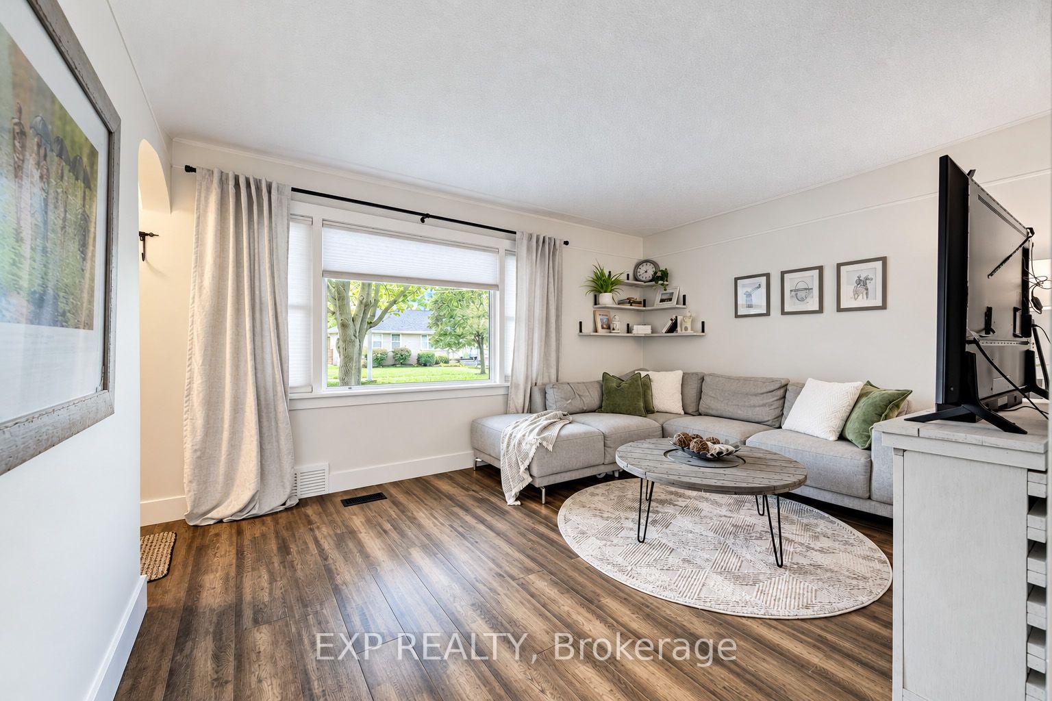 Photo 4 of 36 Crestwood Avenue, Kitchener, Uptown Waterloo/North Ward — HOMEH
