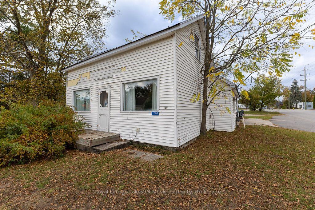 Photo 2 of 190 Phillip Street E, Gravenhurst, Muskoka (S) — HOMEH