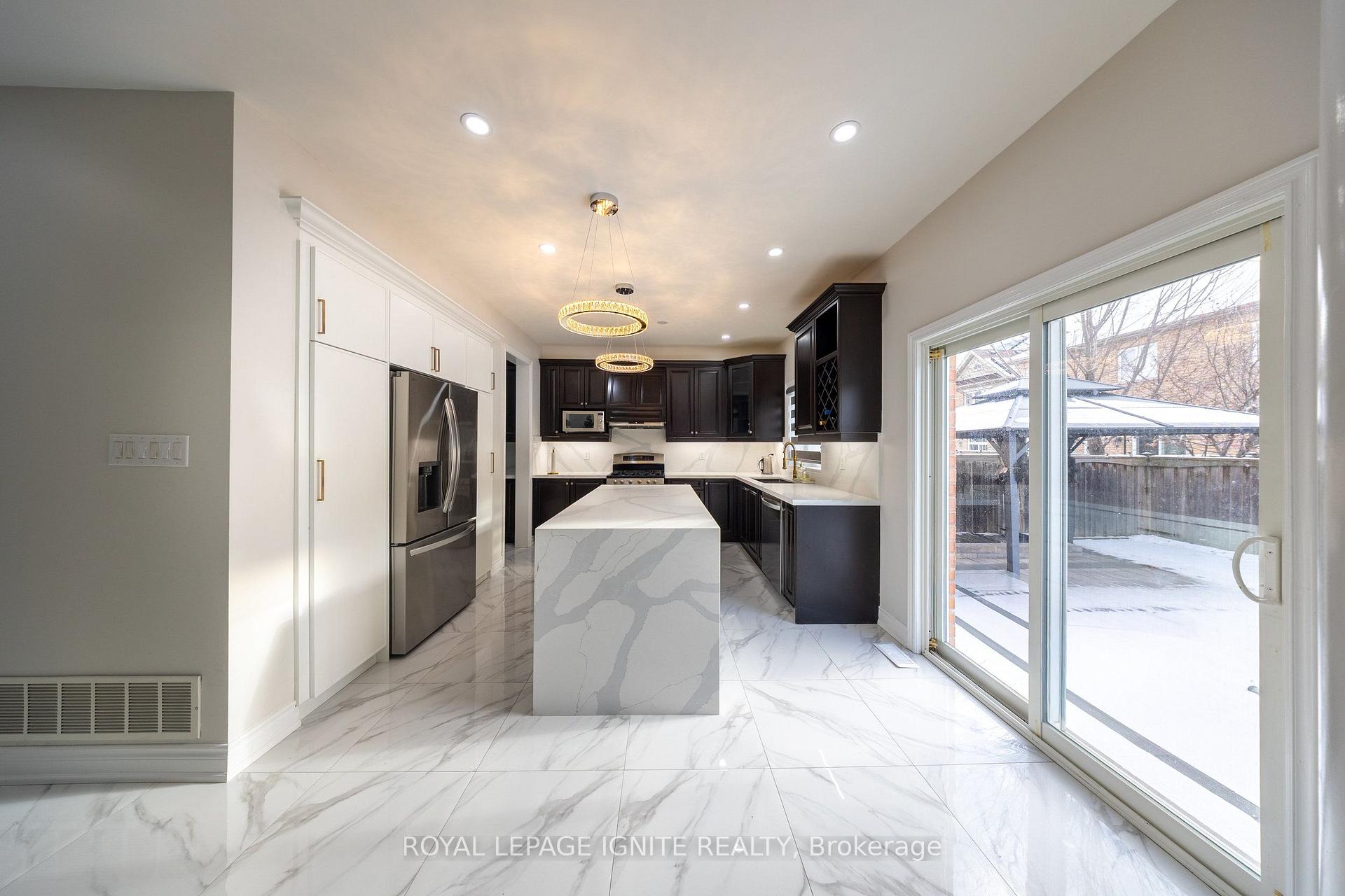 Photo 11 of 96 Maverick Crescent, Vaughan, Patterson — HOMEH