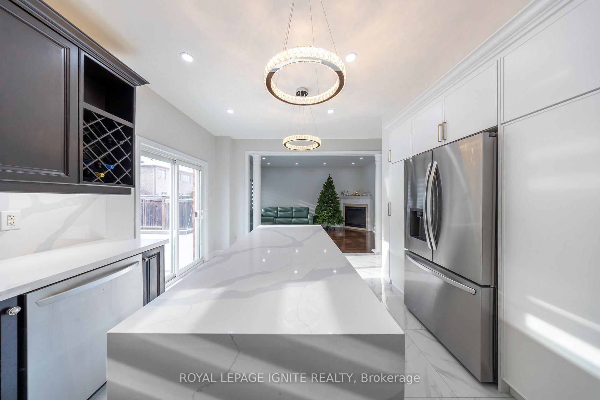 Photo 14 of 96 Maverick Crescent, Vaughan, Patterson — HOMEH