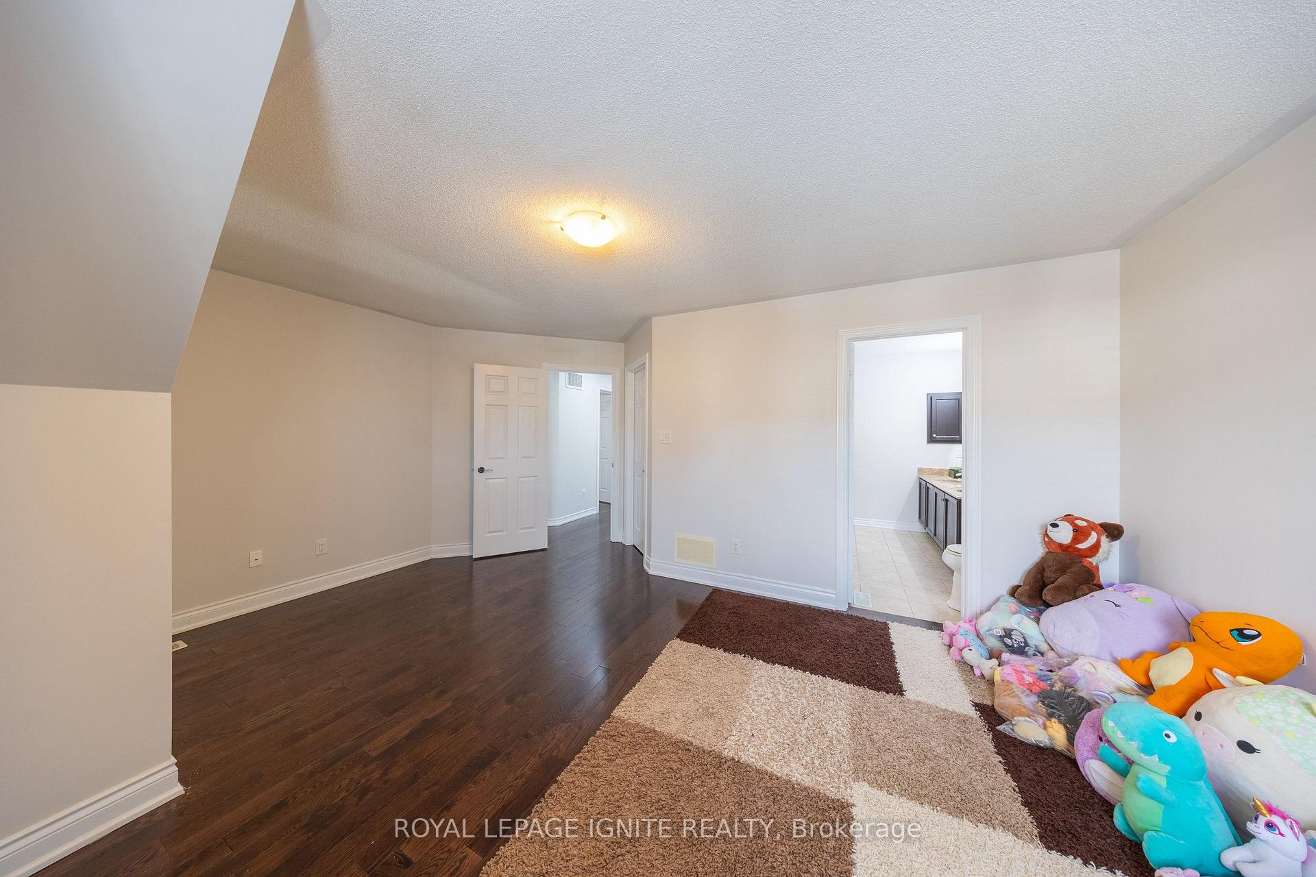 Photo 29 of 96 Maverick Crescent, Vaughan, Patterson — HOMEH