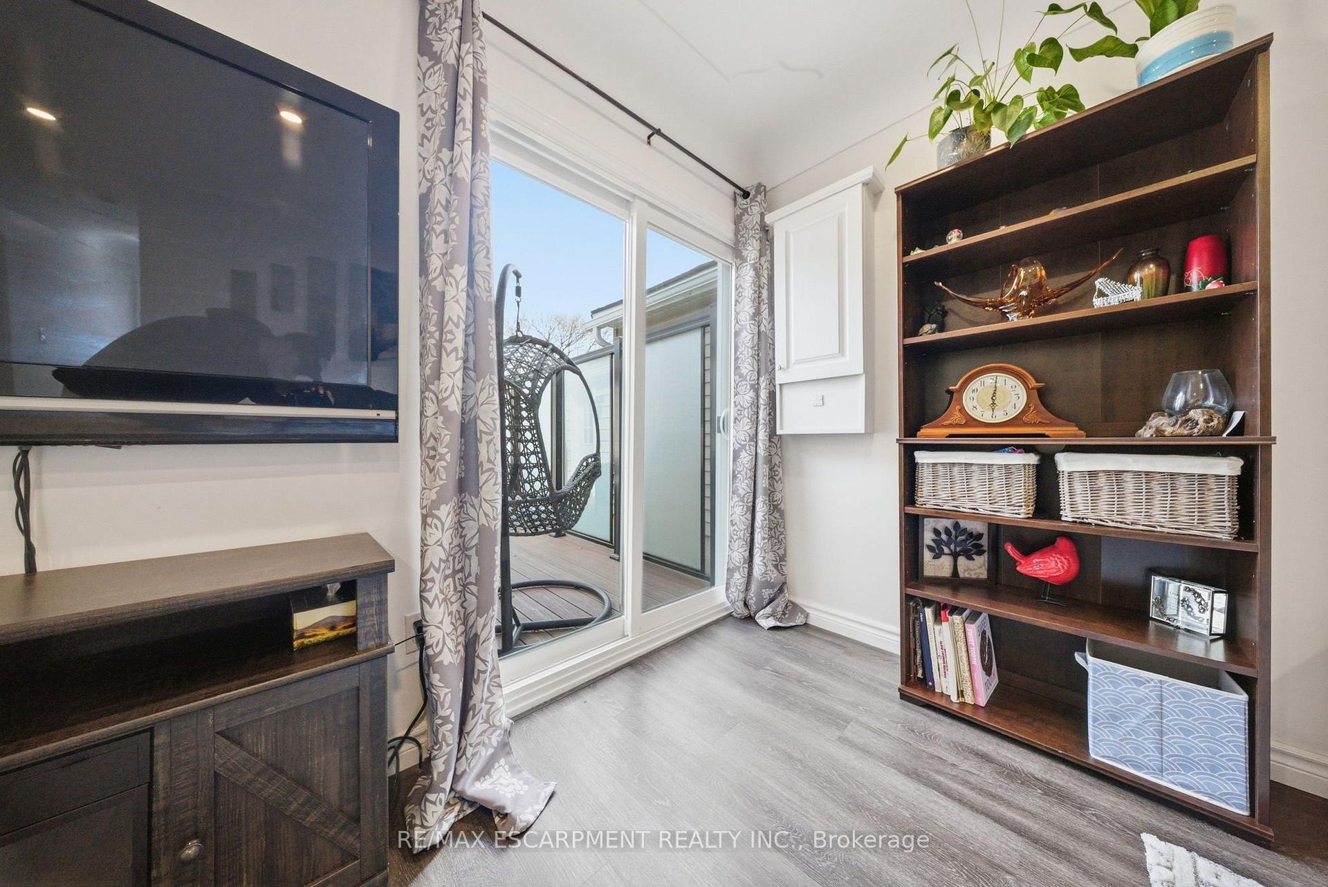 Photo 17 of 36 Queensdale Avenue W, Hamilton, Southam — HOMEH