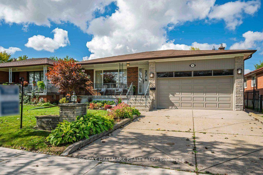 Photo 2 of 12 Tammy Lane, Etobicoke, West Humber-Clairville — HOMEH