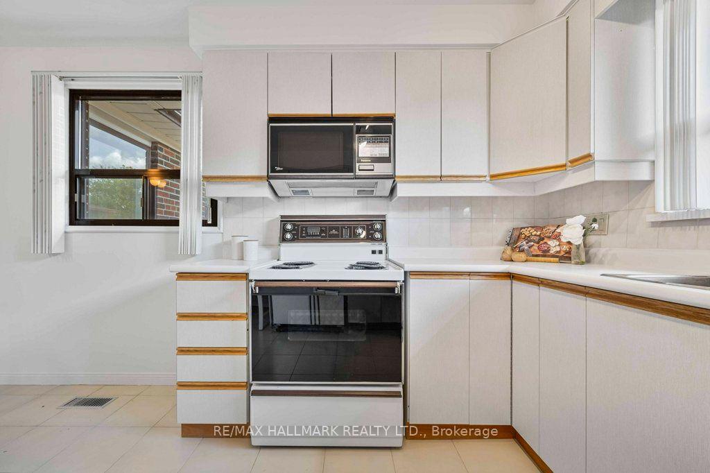 Photo 23 of 12 Tammy Lane, Etobicoke, West Humber-Clairville — HOMEH