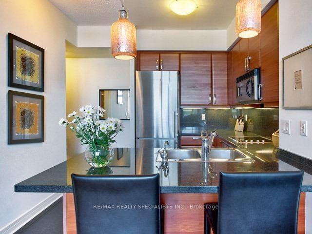 Photo 5 of Unit 501, 1 Avondale Avenue, North York, Willowdale East — HOMEH