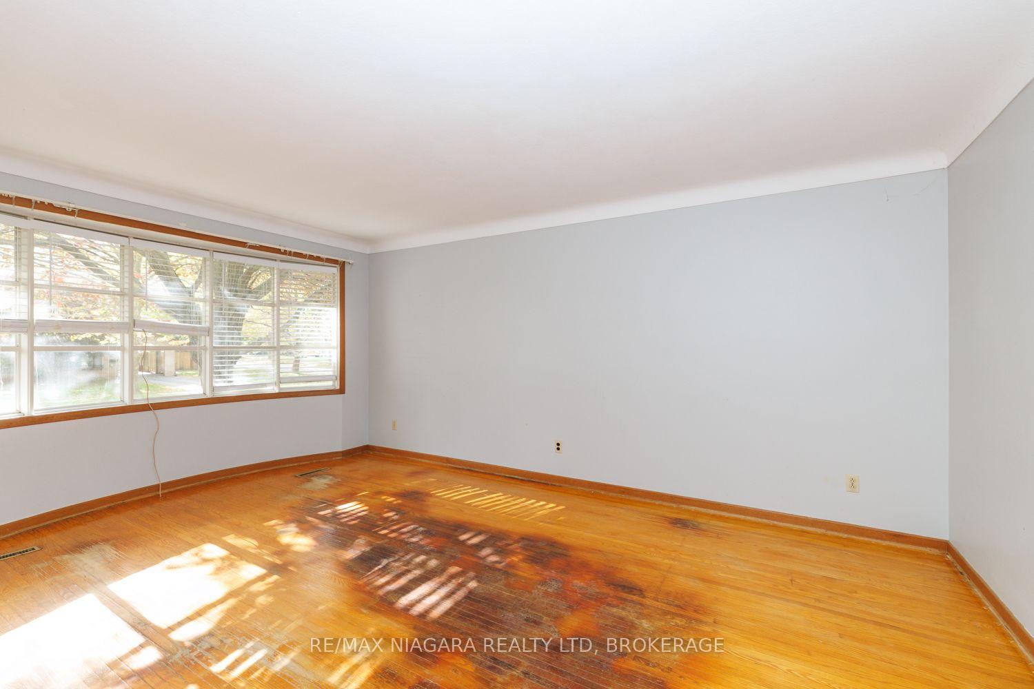 Photo 8 of 4344 Pettit Avenue, Niagara Falls, Morrison — HOMEH