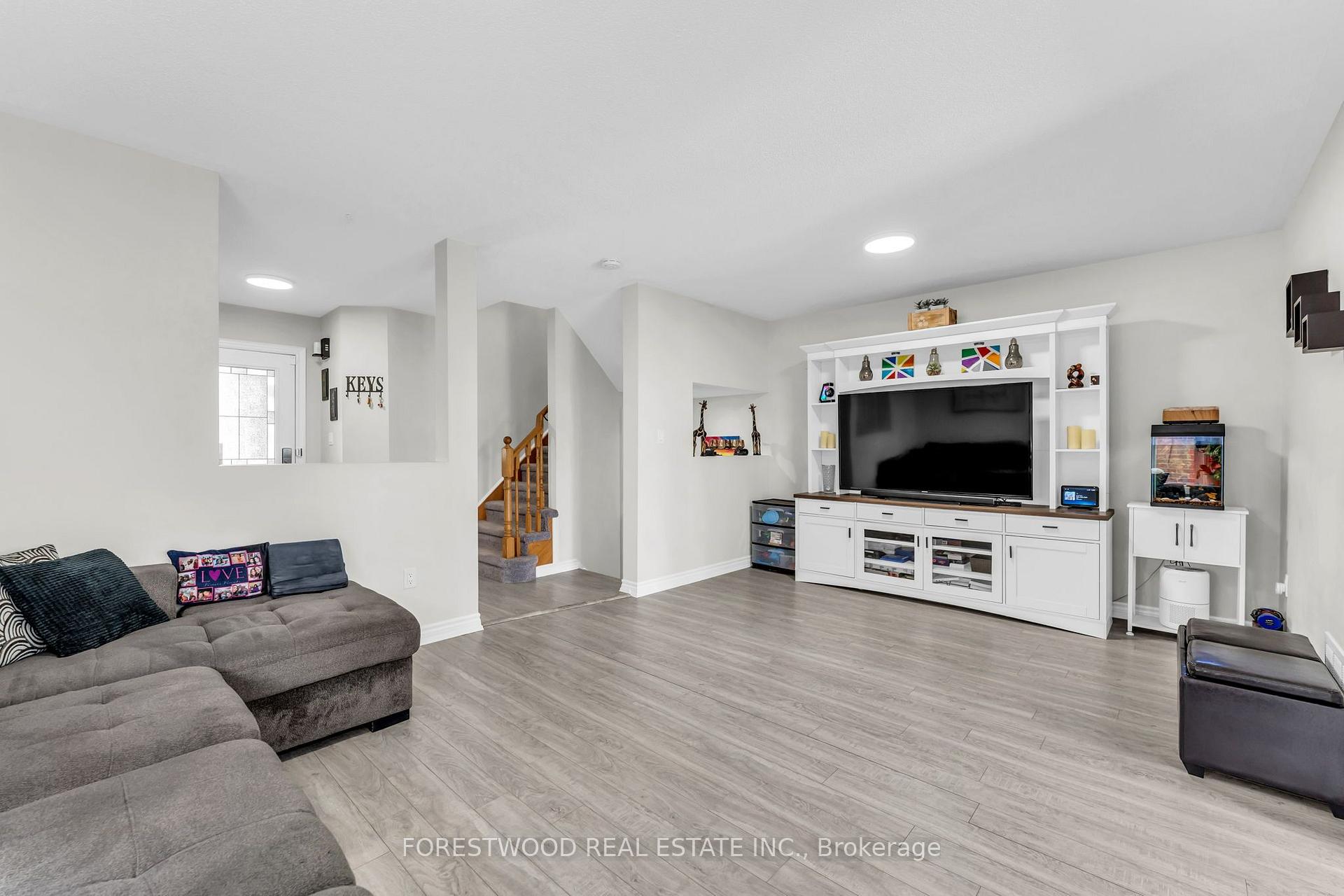 Photo 8 of 451 Jay Crescent, Orangeville — HOMEH