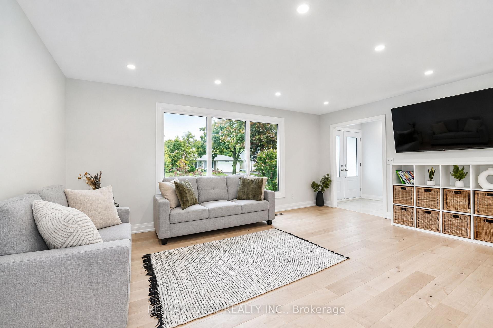 Photo 2 of 765 Dodsworth Crescent, Mississauga, Applewood — HOMEH
