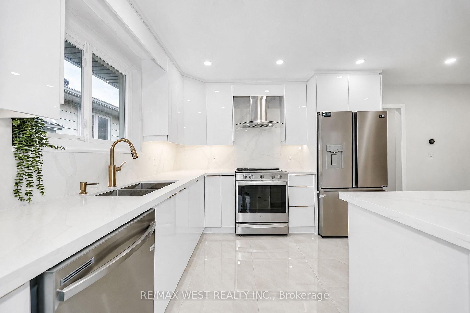 Photo 3 of 765 Dodsworth Crescent, Mississauga, Applewood — HOMEH