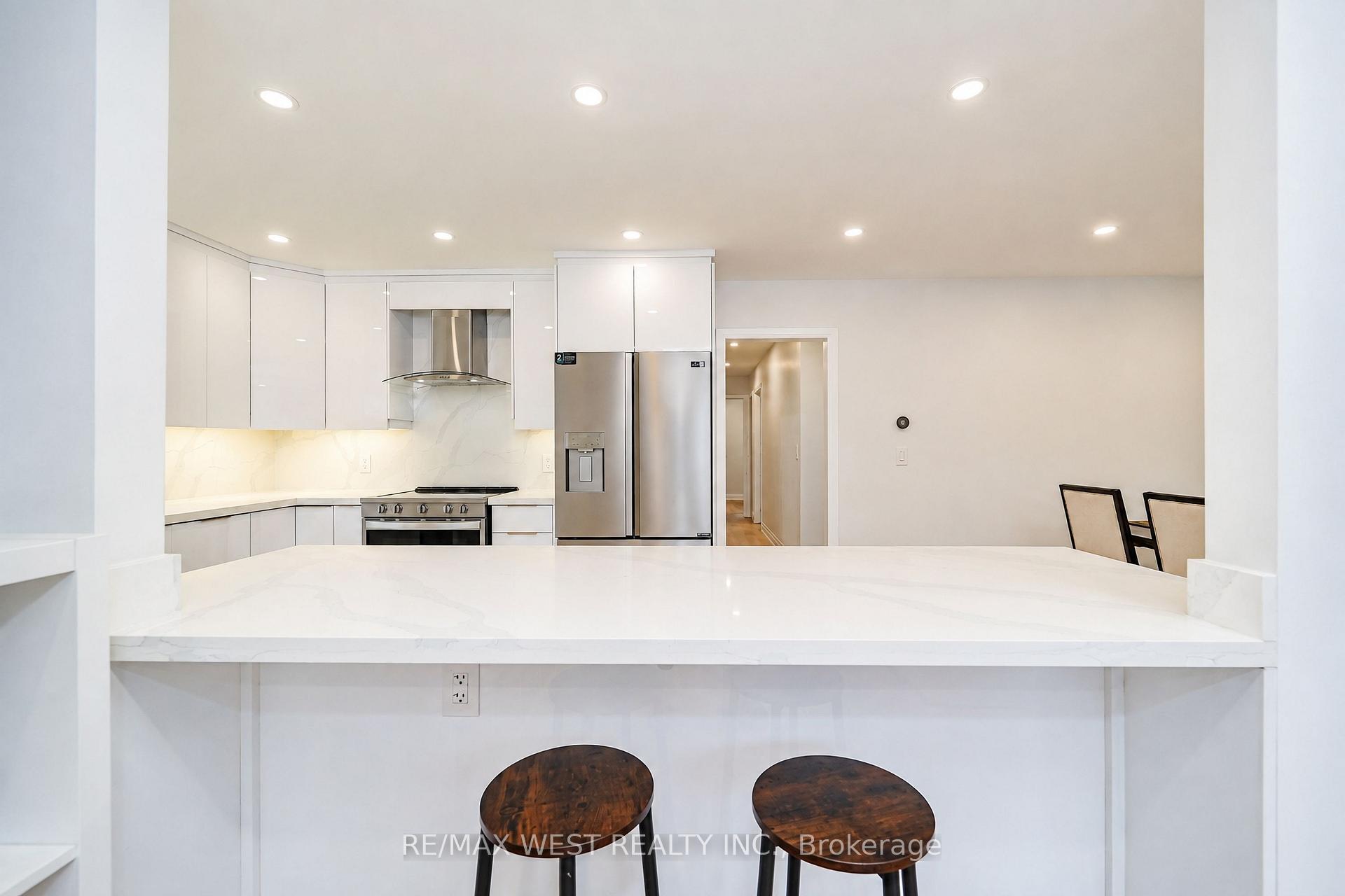 Photo 4 of 765 Dodsworth Crescent, Mississauga, Applewood — HOMEH