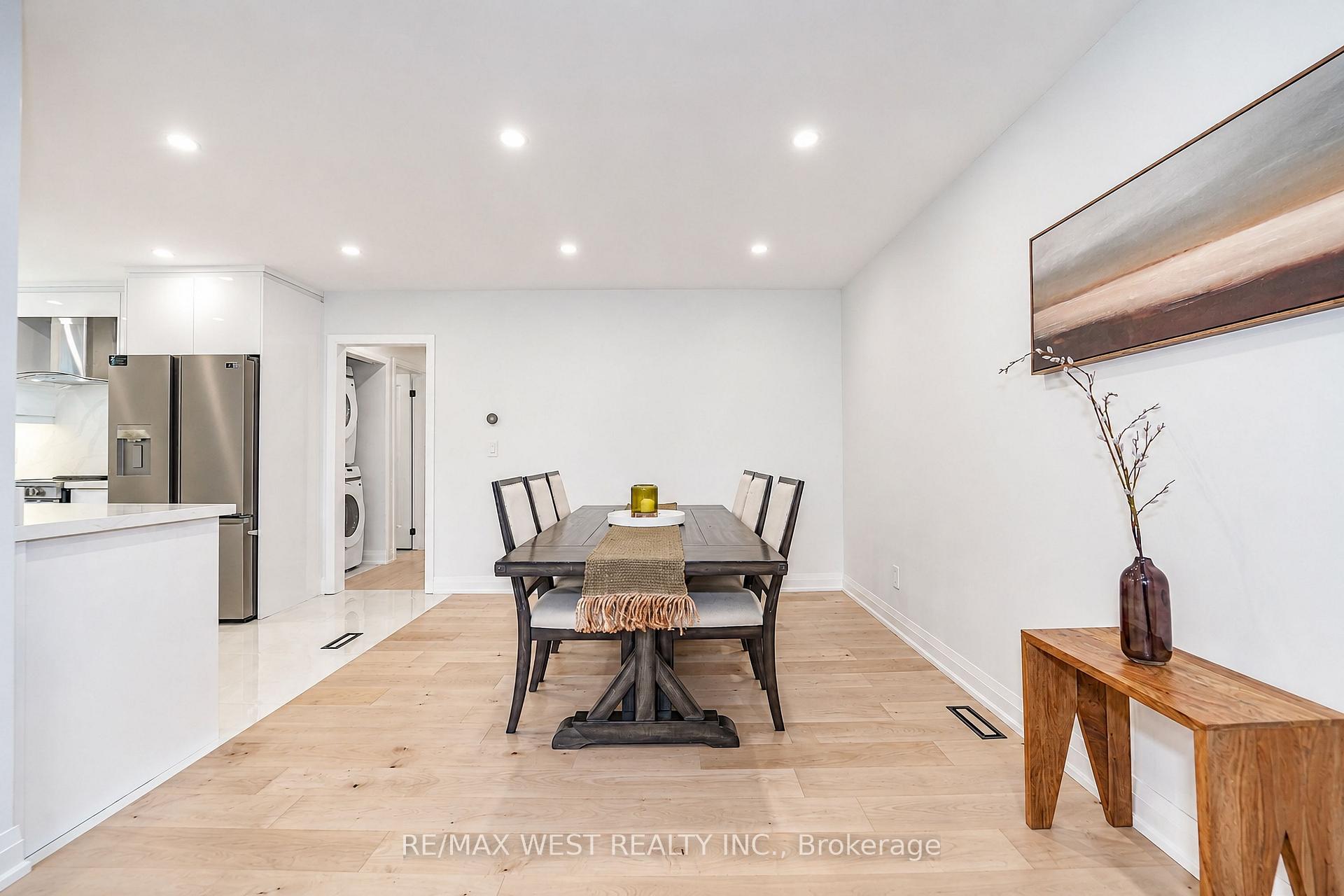 Photo 5 of 765 Dodsworth Crescent, Mississauga, Applewood — HOMEH