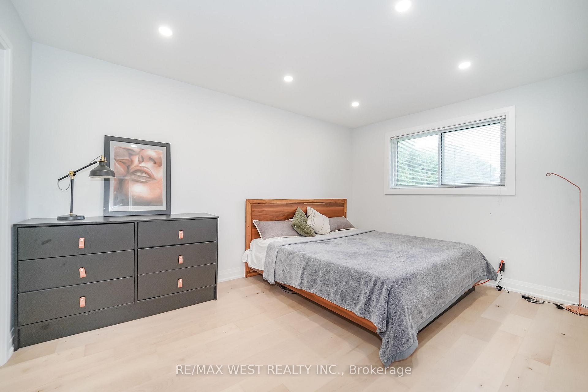 Photo 7 of 765 Dodsworth Crescent, Mississauga, Applewood — HOMEH